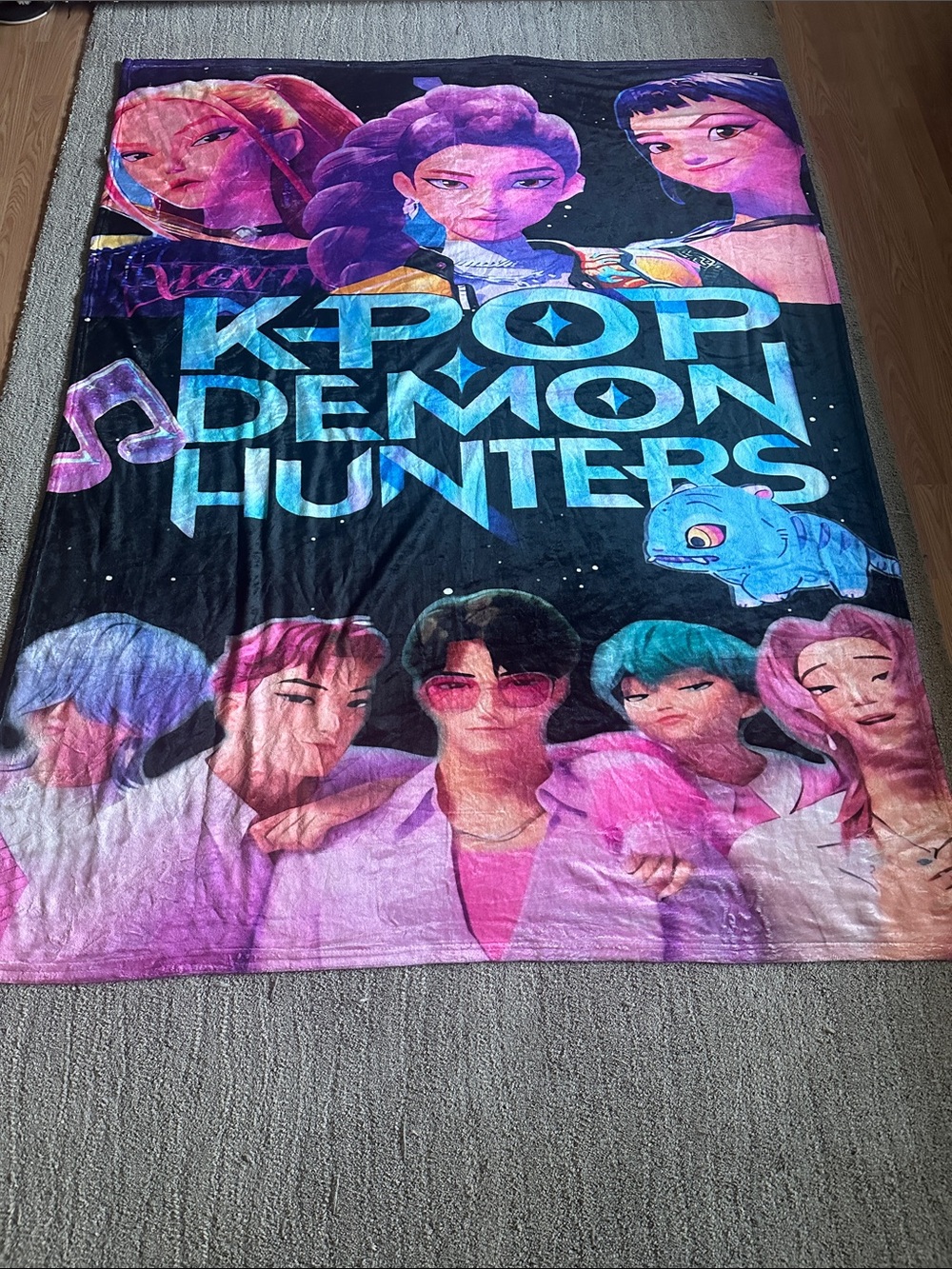 K-Pop Demon Hunters Plush Throw Blanket - Vibrant Pink & Black